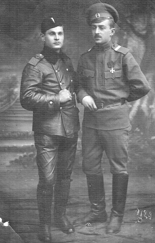 Старший унтер-офицер 10-го корпусного авиаотряда Александр Лавров (слева)