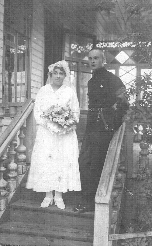 Александр Лавров, награждённый Георгиевским крестом 4-й степени с женой Нюрой