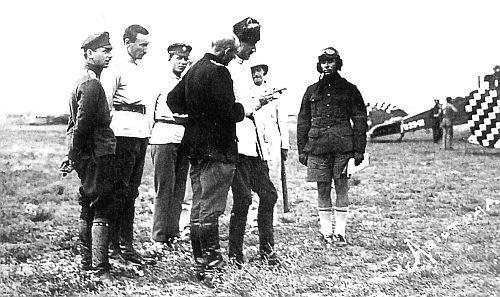 П. Н. Врангель инспектирует лётчиков 5-го авиаотряда. 1920 г. РГАКФД.