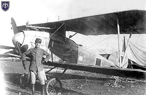 немецкий летчик-доброволец на фоне истребителя Альбатрос